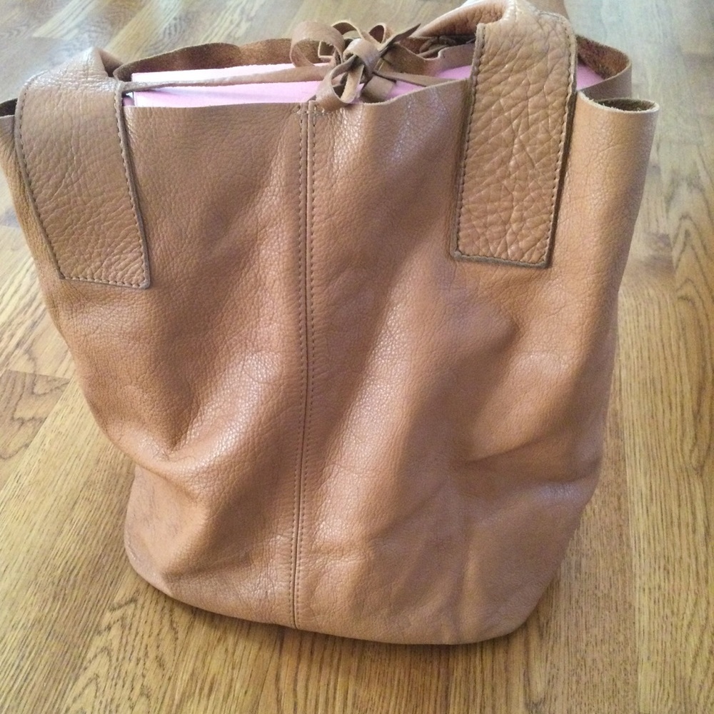 Softest Tan Leather Trough Tote Bag. Size OS - Picture 9 of 9